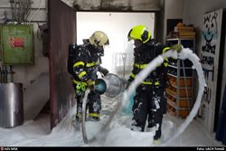 U požáru haly v Ostravě-Radvanicích zasahovalo devět jednotek hasičů