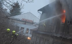 V opuštěném domě v Sokolově začalo hořet