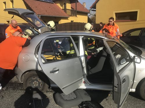  Na kutnohorské silnici hasiči vyprošťovali zraněnou řidičku