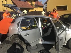  Na kutnohorské silnici hasiči vyprošťovali zraněnou řidičku