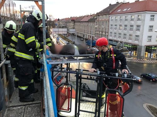 Transport zraněné osoby z lešení