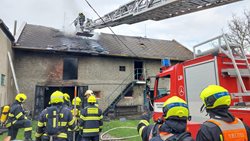 Požár garáže a dílny likvidovaly čtyři jednotky hasičů