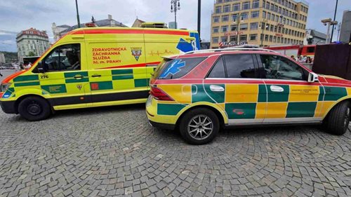 Auto spadlo z Hlávkova mostu do Vltavy. Svědek skočil do vody a pomáhal dvojici uvnitř