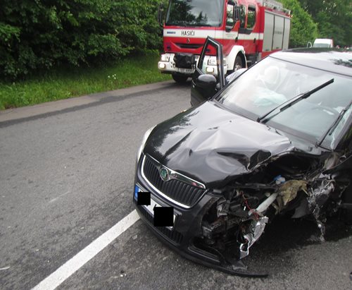 Nehoda dvou osobních vozidel si vyžádala zranění čtyř osob.