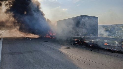 Požár dodávky uzavřel dálnici D5. Hasiče potrápil únik 200 litrů nafty