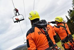 Cvičná záchrana osob z lanovky na Zadově
