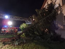 O víkendu lámaly bouřky stromy, hasiči také odčerpávali vodu