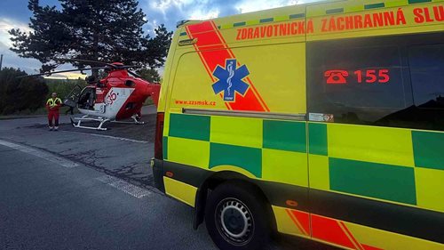 Policisté vyprostili řidiče ještě před příjezdem záchranářů. Vážně zraněného muže transportoval vrtulník
