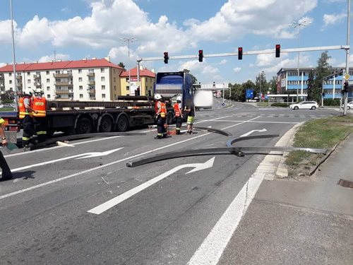 Dopravu na hradeckém okruhu blokoval spadlý náklad
