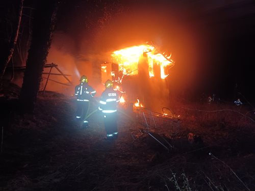 Noční požár chaty měl zásadní následky, dvě osoby skončily v péči záchranářů