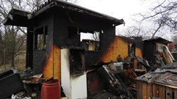 Tři hasičské jednotky likvidovaly požár chaty