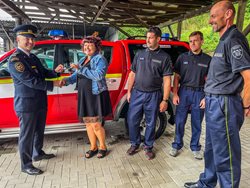 Slavnostně předali velitelské vozy jednotkám dobrovolných hasičům