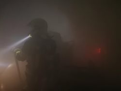 Požár na stanici aneb praktický výcvik hasičů v umělém kouři