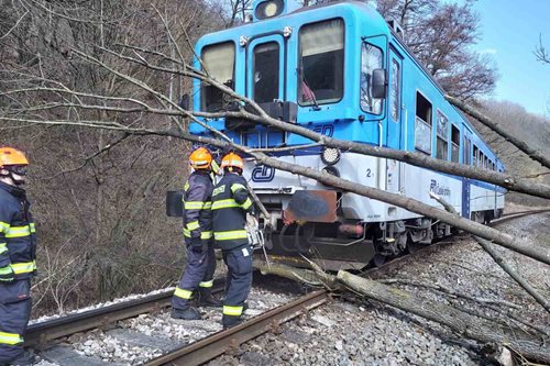 Silný vítr způsobil chaos a ohrozil majetek
