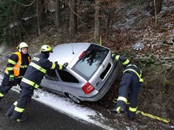 Vozidlu s pasažéry hrozilo převrácení