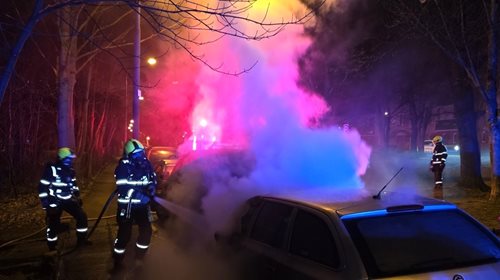 Noční požár aut zaměstnal hasiče během několika minut