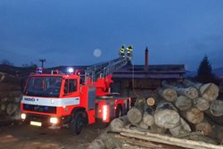 Požár střechy kotelny na pile v obci Bystřice na Frýdecko-Místecku