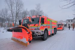 Hasičské Tatry s radlicemi opět odhrnovaly sníh na D48