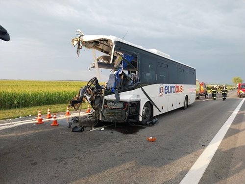 Tragická srážka autobusu s nákladním vozem, zraněny desítky lidí