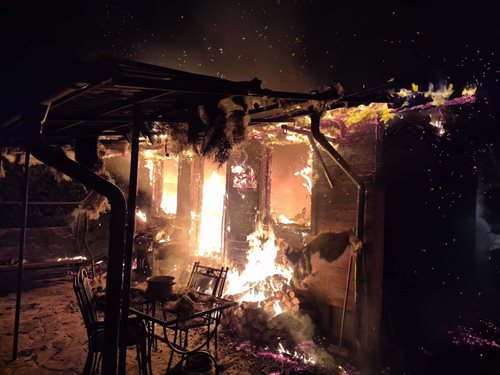 Noční požár zahradního domku zaměstnal hasiče