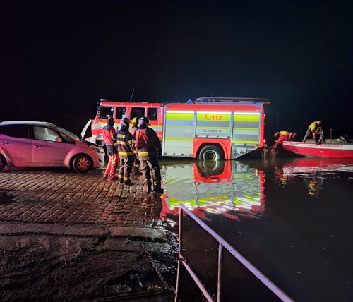 Auto zmizelo v hlubinách přehrady: Boj o život řidiče byl marný