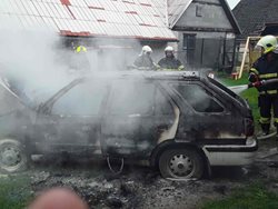 Na zahradě rodinného domu na Havlíčkobrodsku shořel osobní vůz