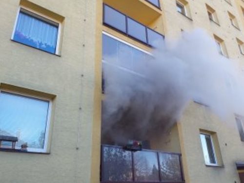 Požár bytu se rychle rozšířil. Hasiči zachránili kočku, škoda je půl milionu