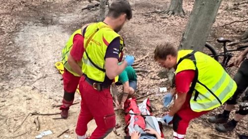 Dva pády během jediného odpoledne. Mladé cyklisty zachraňoval vrtulník
