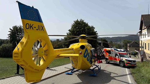 Vlak se střetl s jednadvacetiletým koloběžkářem. Zraněného muže transportoval vrtulník