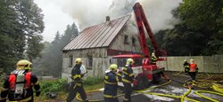 Požár skladu dřeva v Lobendavě