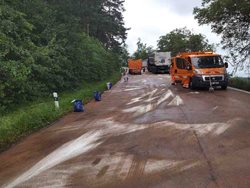 Naftu z vozovky hasiči odstraňovali přes čtyři hodiny