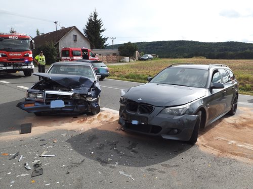 Srážka dvou aut: Hasiči zasahovali u vážné nehody