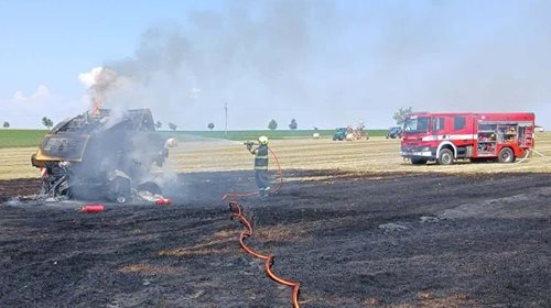 Stačila technická závada a pole začalo hořet. Hasiči zabránili větší katastrofě
