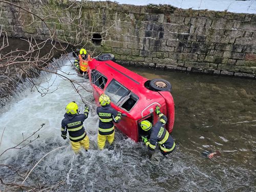 Řidiče zachránili hasiči po havárii osobního vozidla
