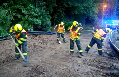 Po bouřce vyjížděli hasiči čerpat vodu ze sklepů