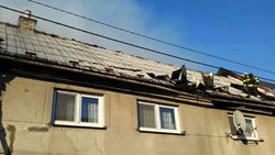 Sedm jednotek hasičů zasahovalo v úterý po devatenácté hodině  při požáru střech rodinných domů v Jezernici na Přerovsku.