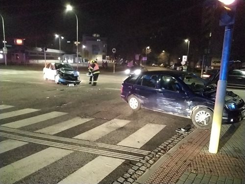 Hasiči měli náročný podvečer: Požár domu i dvě nehody, jedna tragická