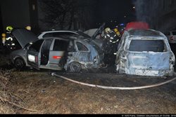 Požárem bylo poškozeno 7 aut, vznikla škoda přes 800 tis. Kč