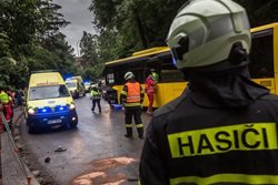 Dopravní nehoda autobusu a dodávky v Náchodě
