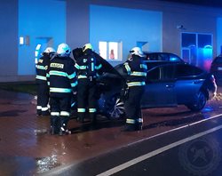 Požár osobního vozu likvidovaly dvě jednotky hasičů