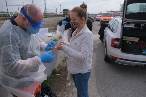 Hasiči už odvezli z Ostravy domů devět desítek cestovatelů ze 198