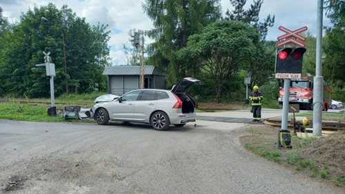 Vlak narazil do osobního auta. Nehoda se obešla bez zranění