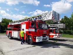 Dron nasnímal výškovou techniku pražských hasičů, snímky pomohou k průjezdnosti ulic