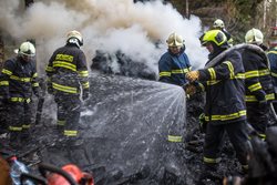 Sedm jednotek likvidovalo požár dřeva v Orlických horách 