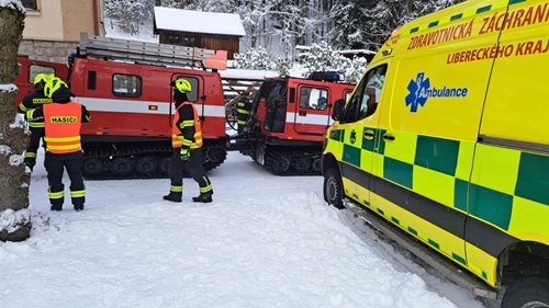 Autobus po nehodě skončil ve sněhu, hasiči nasadili pásový obojživelník