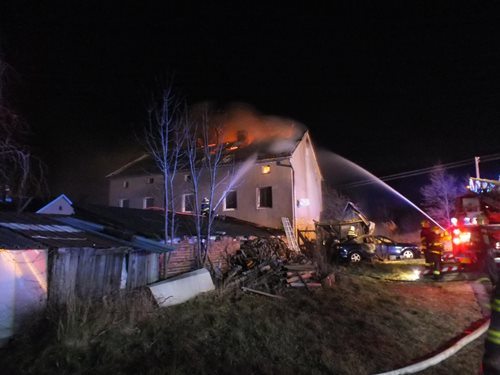Střechu bytovky a kůlnu hasilo 7 jednotek