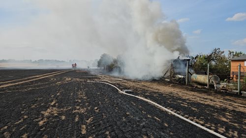 Zásah u požáru pole si vyžádal nasazení vrtulníku i dronů