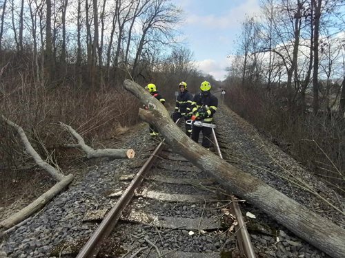 Štědrý den bez klidu. Vážná chyba i série zásahů zaměstnaly hasiče