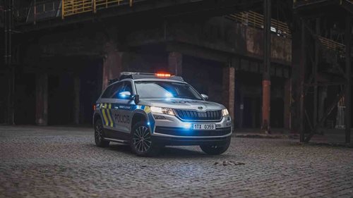 Řidič ujížděl policii rychlostí až 240 km/h. Při útěku ho zastavil až plot