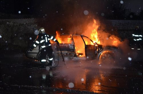   Na Kladensku ráno kvůli závadě na elektroinstalaci shořelo osobní auto 